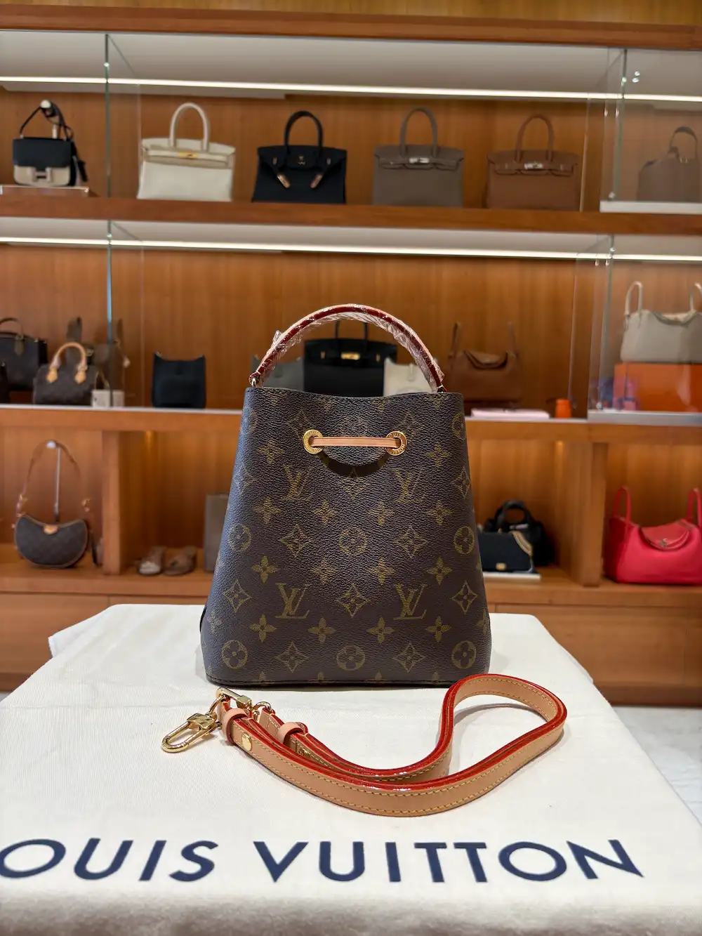 【氣質穿搭首選】LV Néonoé BB Mini 迷你老花水桶包｜經典Monogram＋粉嫩皮飾｜實用輕巧人氣王